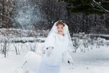 The bride plays snowball fight