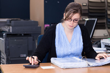 Fototapeta na wymiar Młoda kobieta pracuje w biurze