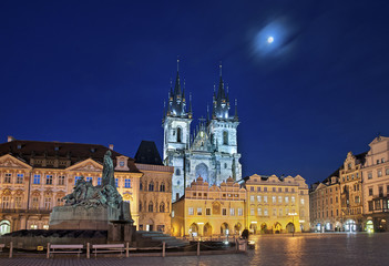Fototapeta na wymiar Prag Altenstätter Ring mit Denkmal und Teynkirche