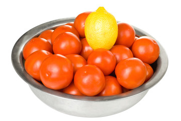 Tomatoes and lemon  in a bowl