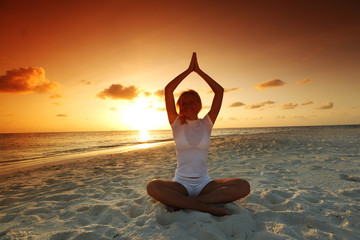 Fototapeta na wymiar sunset yoga woman