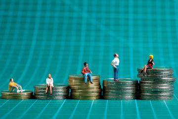Spielzeugfiguren sitzen auf Geld