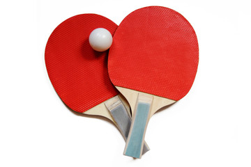 Zwei Tischtennisschläger mit Ball