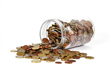 Geld f&auml;llt aus einem Glas