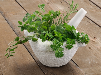 Erbe aromatiche nel mortaio