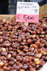 Maronen auf dem Markt in Bozen