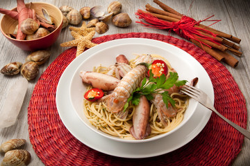 spaghetti con canocchie e calamari