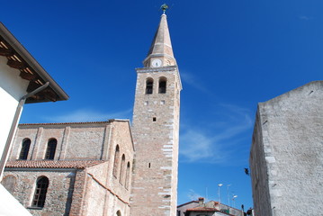 Fototapeta na wymiar Dzwonnica Bazyliki Grado, Włochy