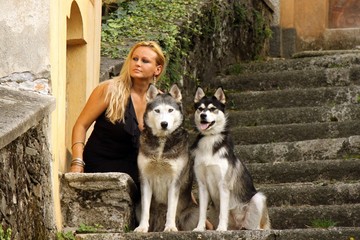 junge Frau und zwei Hunde sitzend auf der Treppe