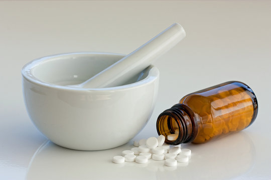 m&ouml;rser und tabletten