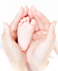 Obraz na płótnie Canvas Ręce matki starannie utrzymać stopy dziecka z czułością