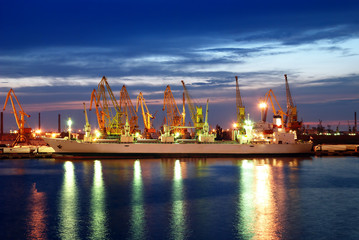 Fototapeta na wymiar statku i port w nocy