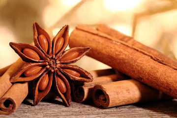 Sternanis und Zimtstangen - Nahaufnahme