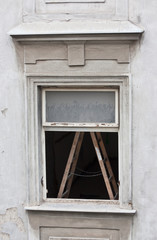 Obraz na płótnie Canvas Immeuble en rénovation - Détail fenêtre déposée