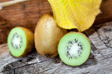 kiwi con foglia gialla