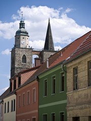 Fototapeta na wymiar Jueterbog-Nikolaikirche-Hausfassaden