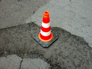 Verkehrsleitkegel oder Lübecker Hütchen auf einem Parkplatz mit altem grauen Asphalt in der Heyne...
