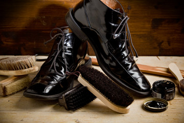 Calzolaio - Lucidare le scarpe - 36411738