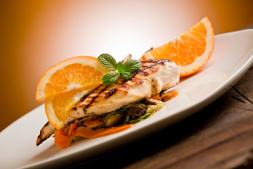 Petto di pollo alla griglia su letto di ratatouille