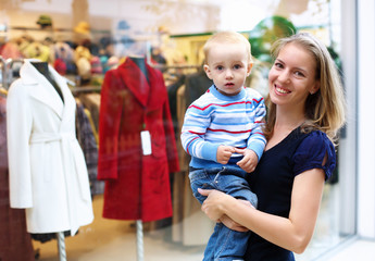 Obraz premium Young woman doing shopping