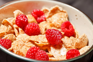Cornflakes with milk and raspberries