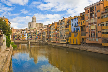 Fototapeta na wymiar Vista típica del casco antiguo de Girona, casas en el río