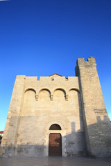 Fototapeta na wymiar średniowieczny kościół z Camargue