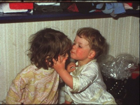 Kleinkinder k&uuml;ssen sich