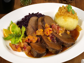 Wildschweinbraten - Schweinebraten mit Rotkohl und Knödel