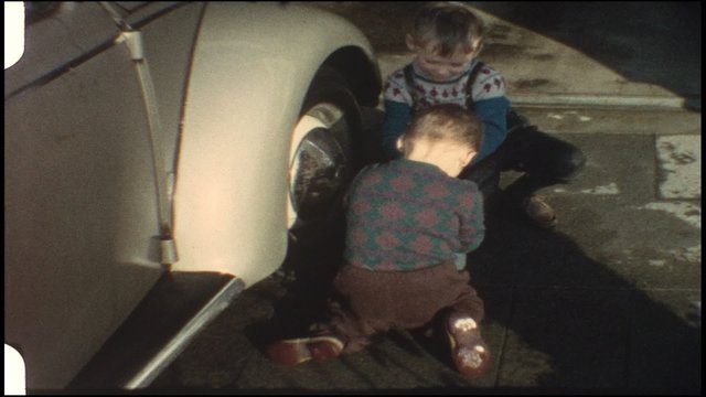 Kinder waschen Vaters Auto (8 mm-Film)