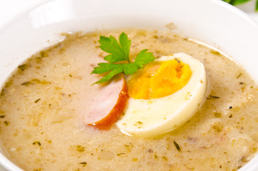 Polnische Ostersuppe mit Ei und Wurst