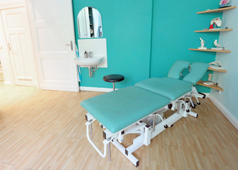 Patientenliege mkit Waschbecken beim Arzt