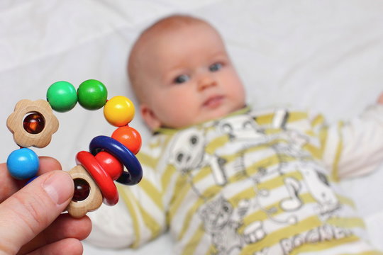 Baby schaut auf Greifspielzeug