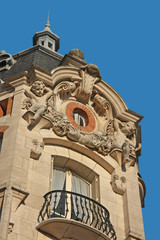 façade d'immeuble avec angelots