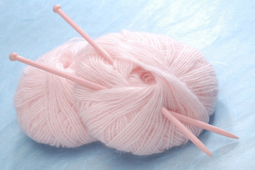 Fototapeta na wymiar pelotes de laine et aiguilles a tricoter