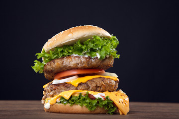 Rießen Hamburger mti Käse Nahaufnahme