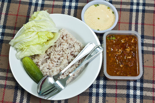 Chili sauce and  vegetable with brown rice