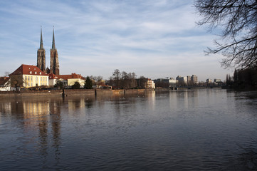 Fototapeta na wymiar Kościół nad rzeką