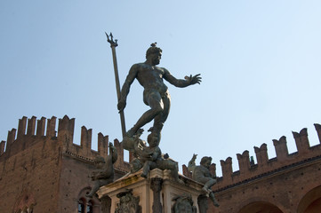 Fototapeta na wymiar Fountain Triton na Rynku Głównym w Bolonii we Włoszech