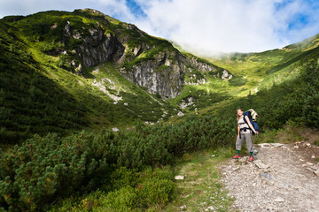 Fototapeta na wymiar Dziewczyna Backpacker odkrywania gór.