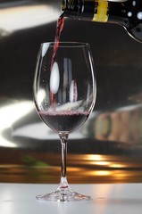 Rotwein einschenken