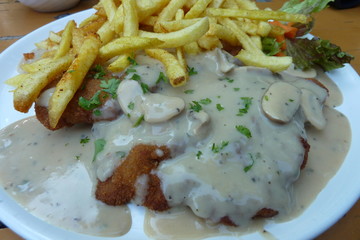 Schnitzel mit Champignonsoße
