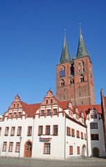 Fototapeta na wymiar Rathaus von Stendahl mit Marienkirche (Sachsen-Anhalt)