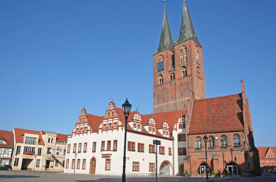 Stendahl: Marktplatz mit Rathaus und Marienkirche