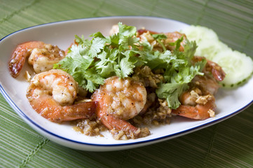close up shrimp with garlic