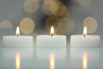 3 Kerzen mit Lichtreflexen