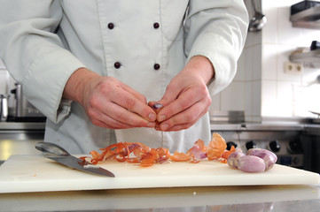 der Koch bei der Arbeit in der Restaurantküche
