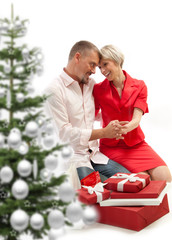 Verliebte Paar unter dem Weihnachtsbaum