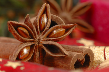 Weihnachtstsimmung mit Sternanis und Zimt und Kerzenschein