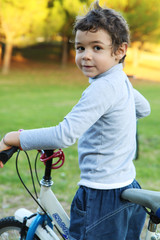 Obraz premium bambino sulla bicicletta